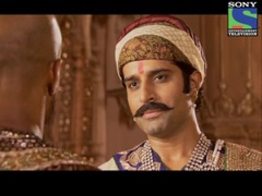 Shamskhan mesmerized by Rana UdaySingh's armory