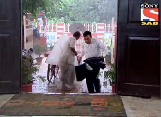 Mendhak Prasad falls in a manhole