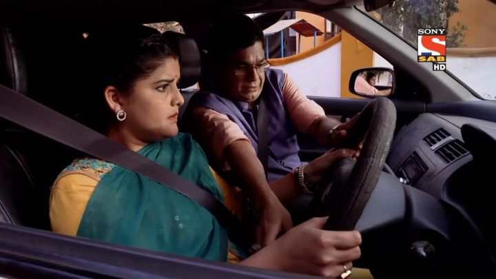 Chuhiya Hits Her Car To Girgit