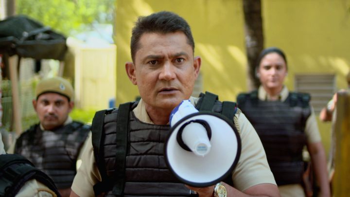 Con, Crime And Complexities