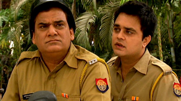 Gopi And Billu Get Caught By A Traffic Police