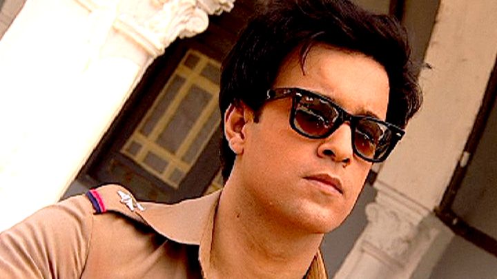 Pandey, Gopi, And Billu Arrive In Gomthi Ganj Railway Station