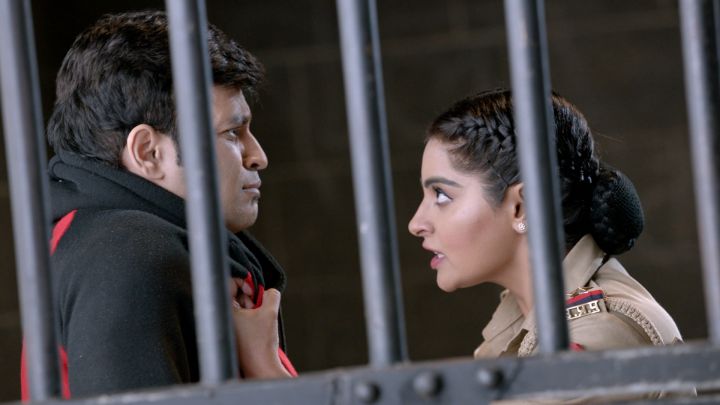 Karishma Blackmails Haldi?