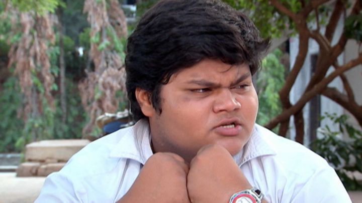 Montu Breaks Manav's Teeth