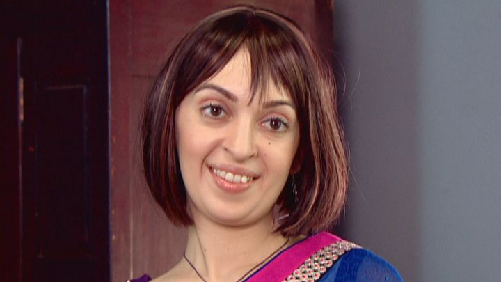 Suzanne Puts On A Saree