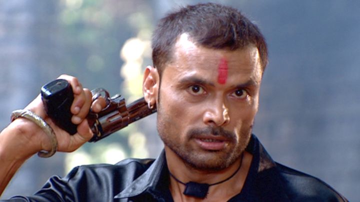 Pilot Yadav's Companions Get Thrashed