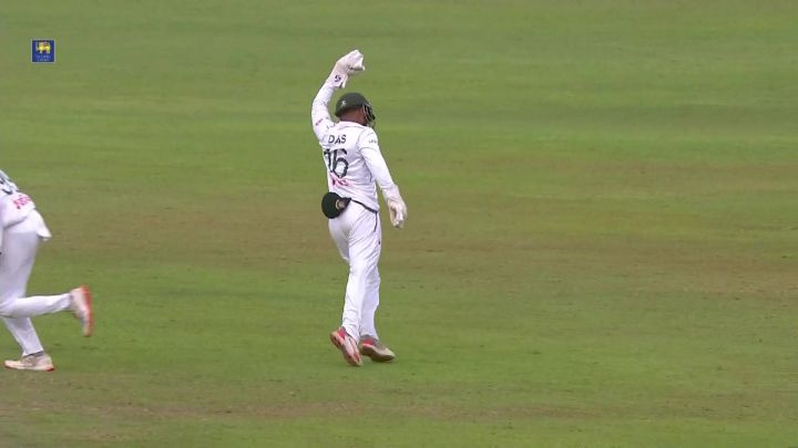 Wicket! Nayeem Breaks The Partnership, Chandimal Departs
