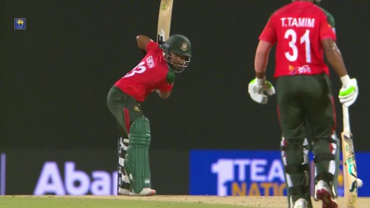 Six! Emon Gets The First Maximum Of The Match