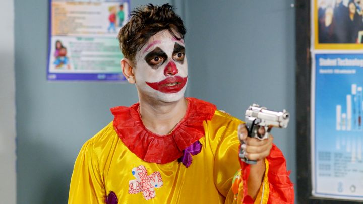 Santosh Holds The Kids And Pushpa At Gunpoint